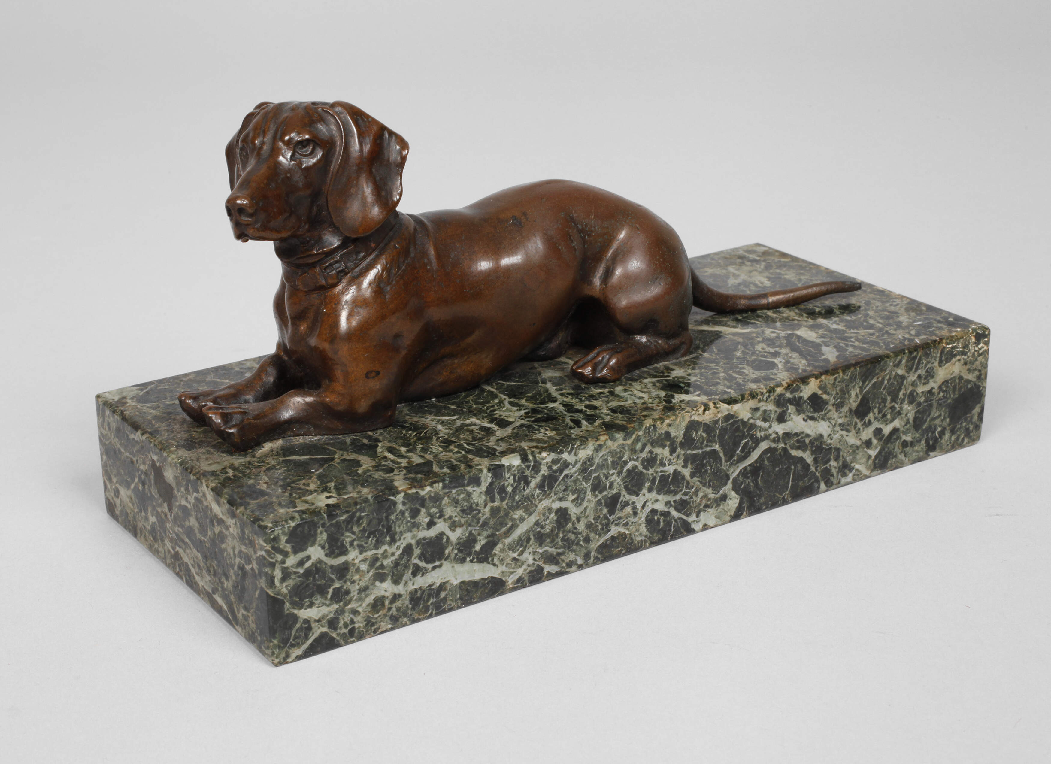 Liegender Dackel Bronze