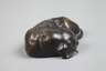 Kleinbronze liegender Dackel