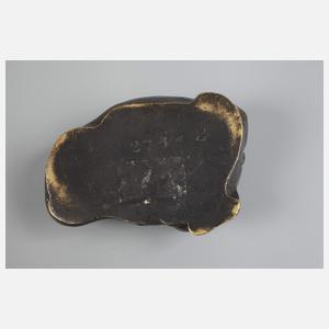 Kleinbronze liegender Dackel