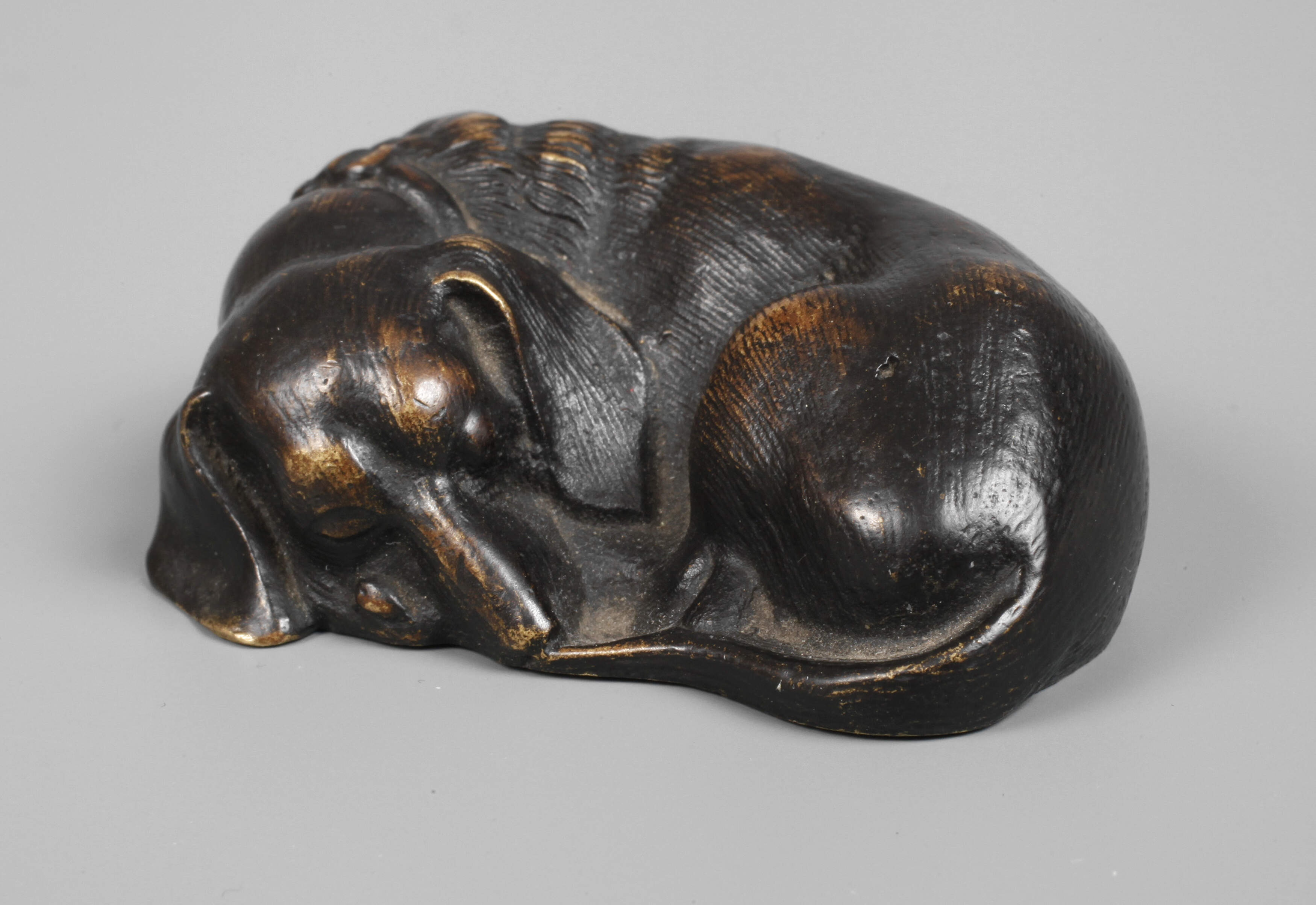 Kleinbronze liegender Dackel
