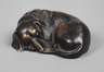 Kleinbronze liegender Dackel