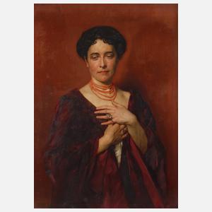 Dame mit Korallenkette