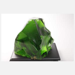 Paar dunkelgrüne Glasstücke