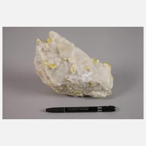 Stufe mit Schwefelkristallen