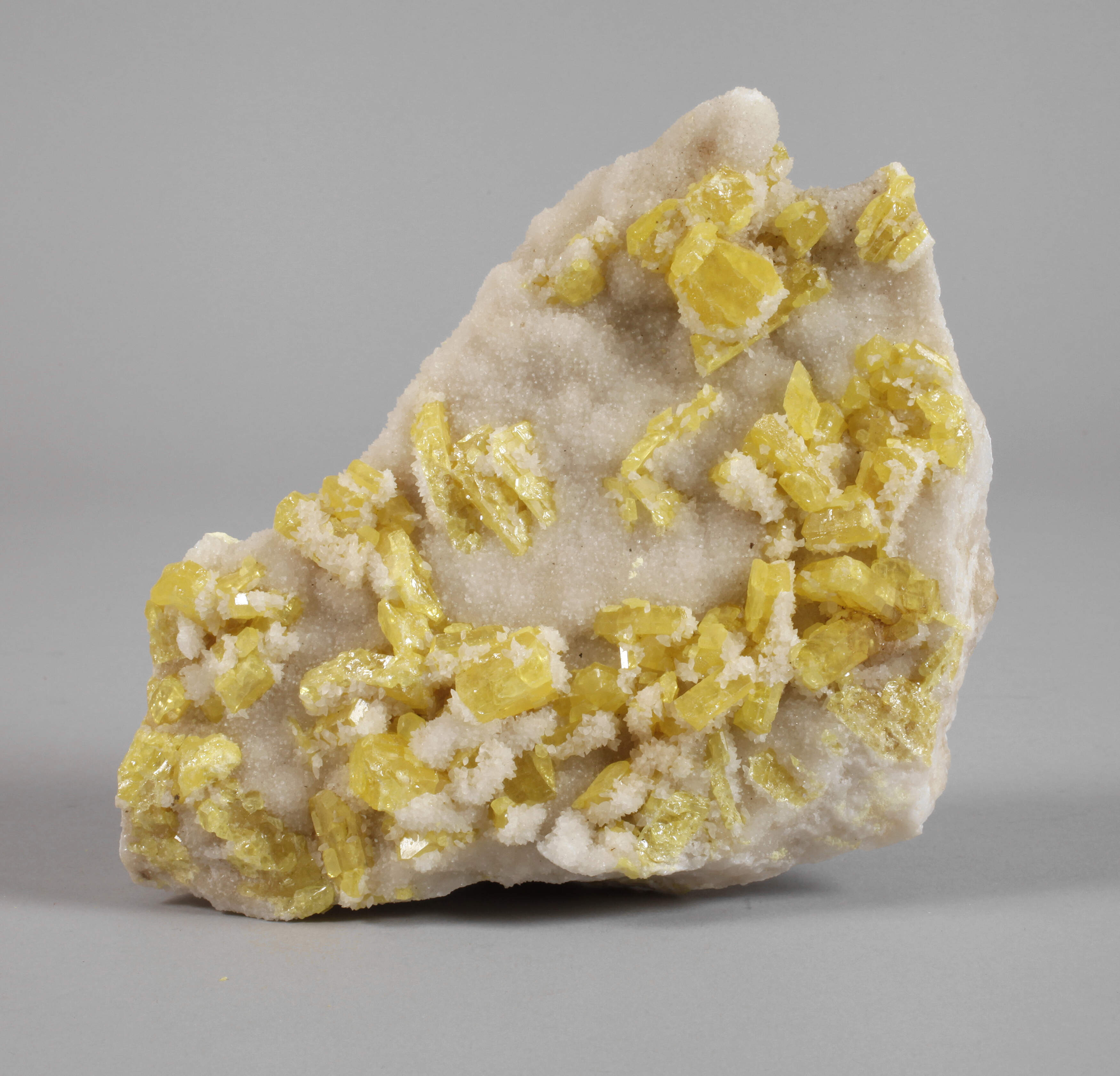 Stufe mit Schwefelkristallen