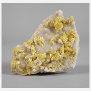 Stufe mit Schwefelkristallen