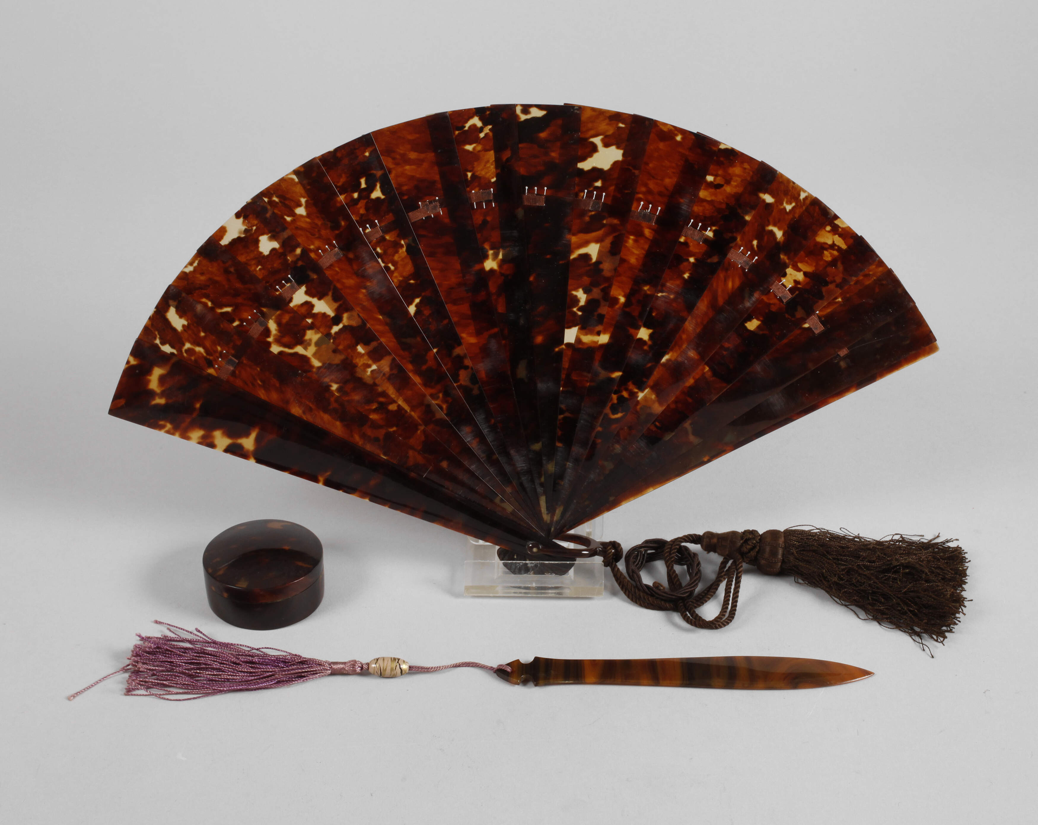 Drei Teile Schildpatt im Etui