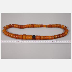 Drei Stränge mit Bernsteinkugeln