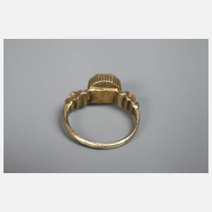 Ring mit Steinbesatz
