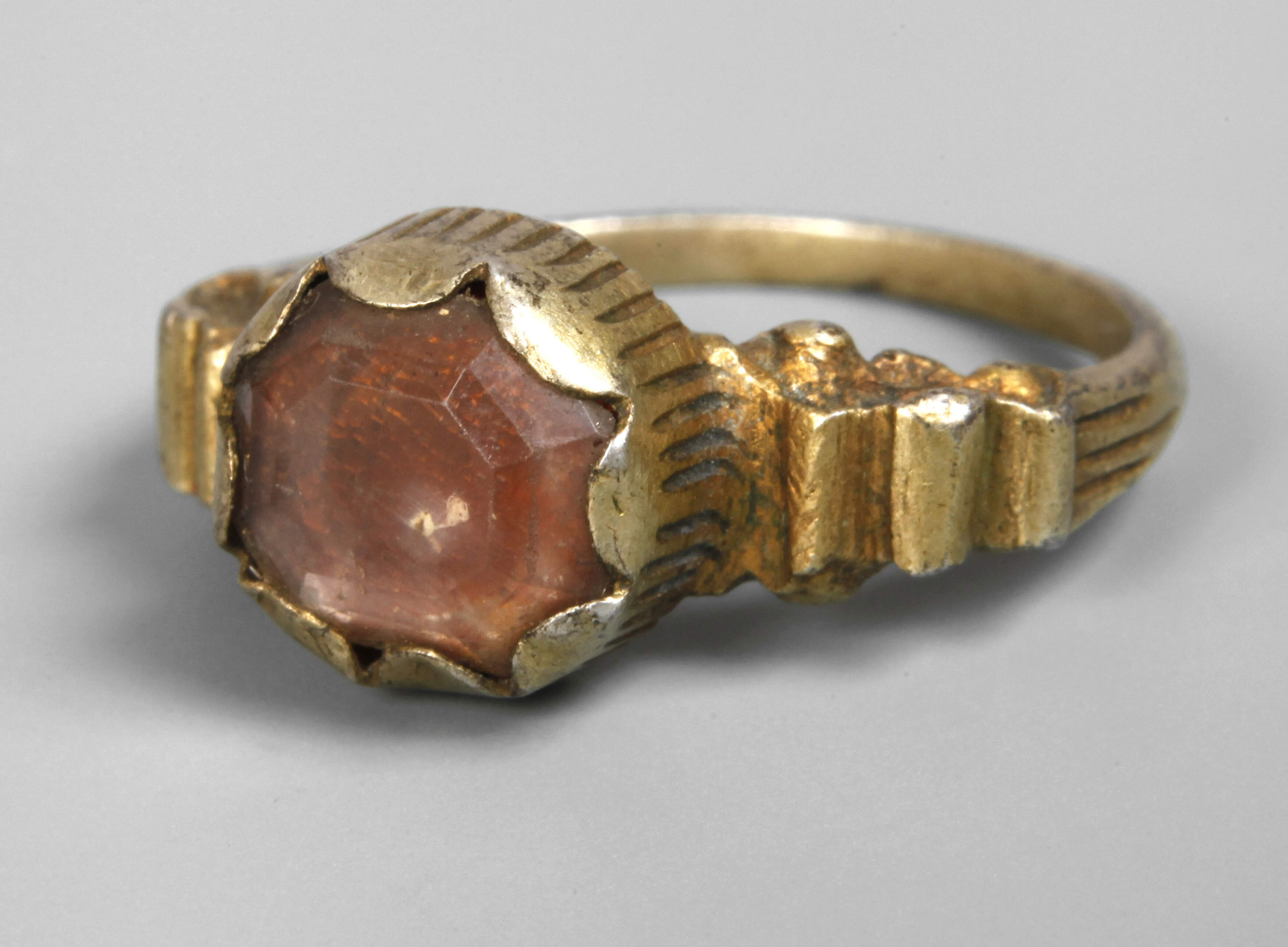 Ring mit Steinbesatz