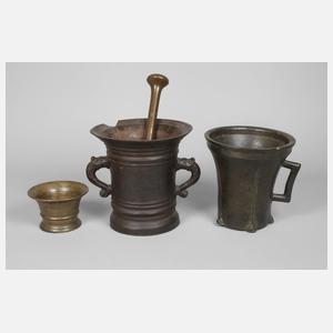 Drei historische Mörser