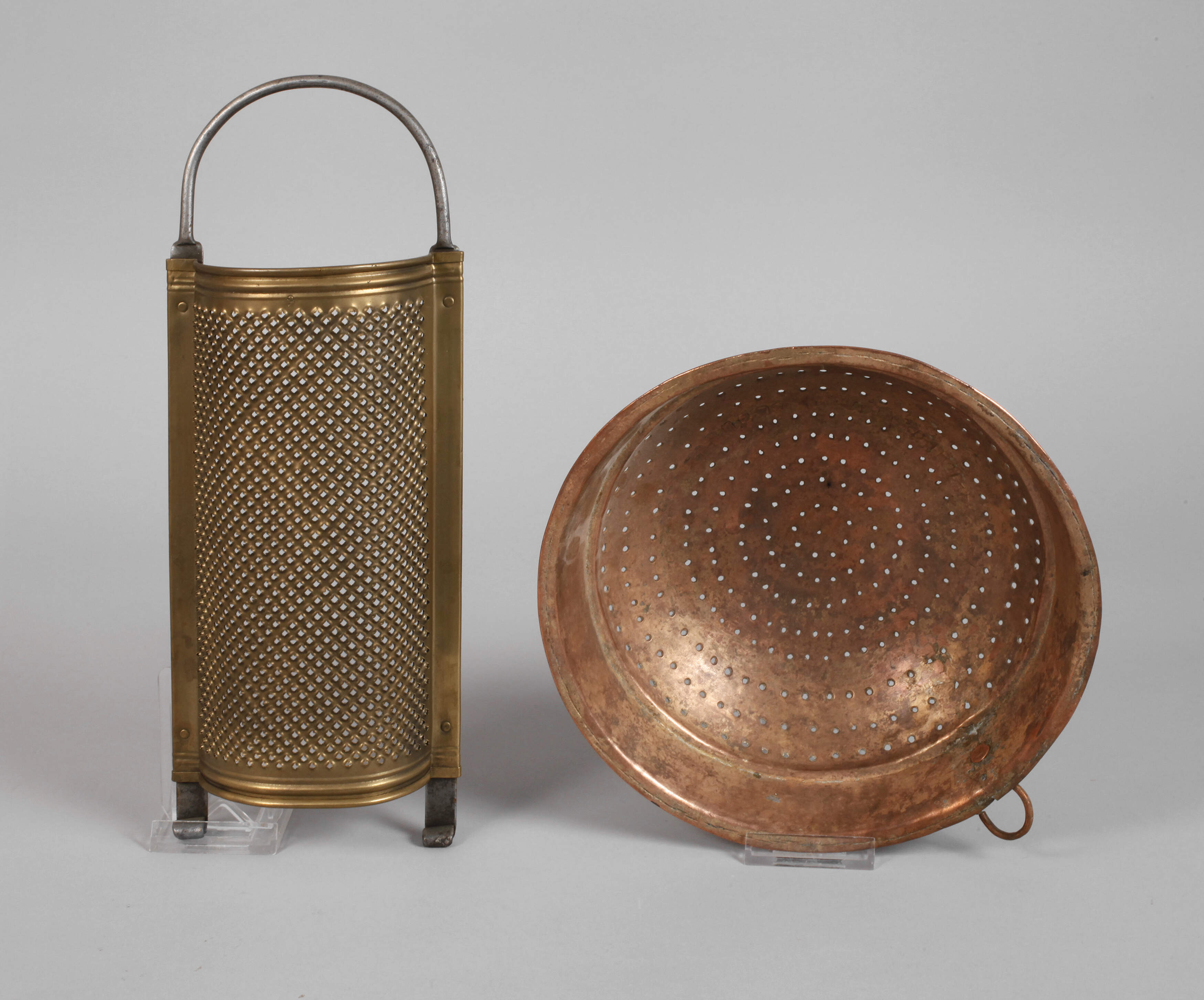 Zwei historische Küchenutensilien