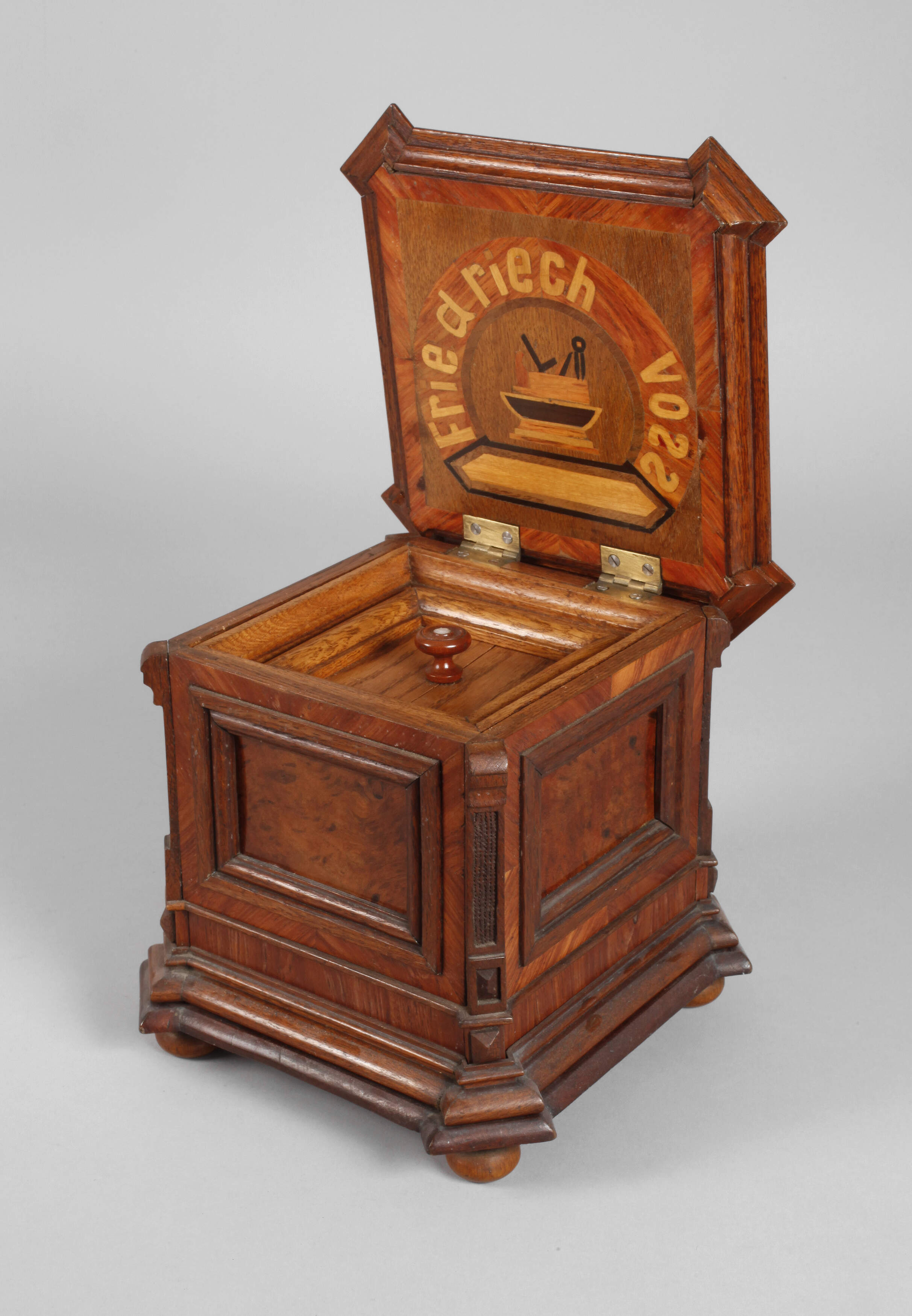 Intarsierter Tabaktopf