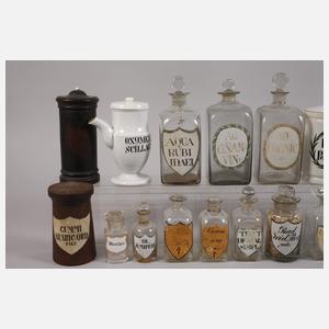 Posten historischer Apothekergefäße
