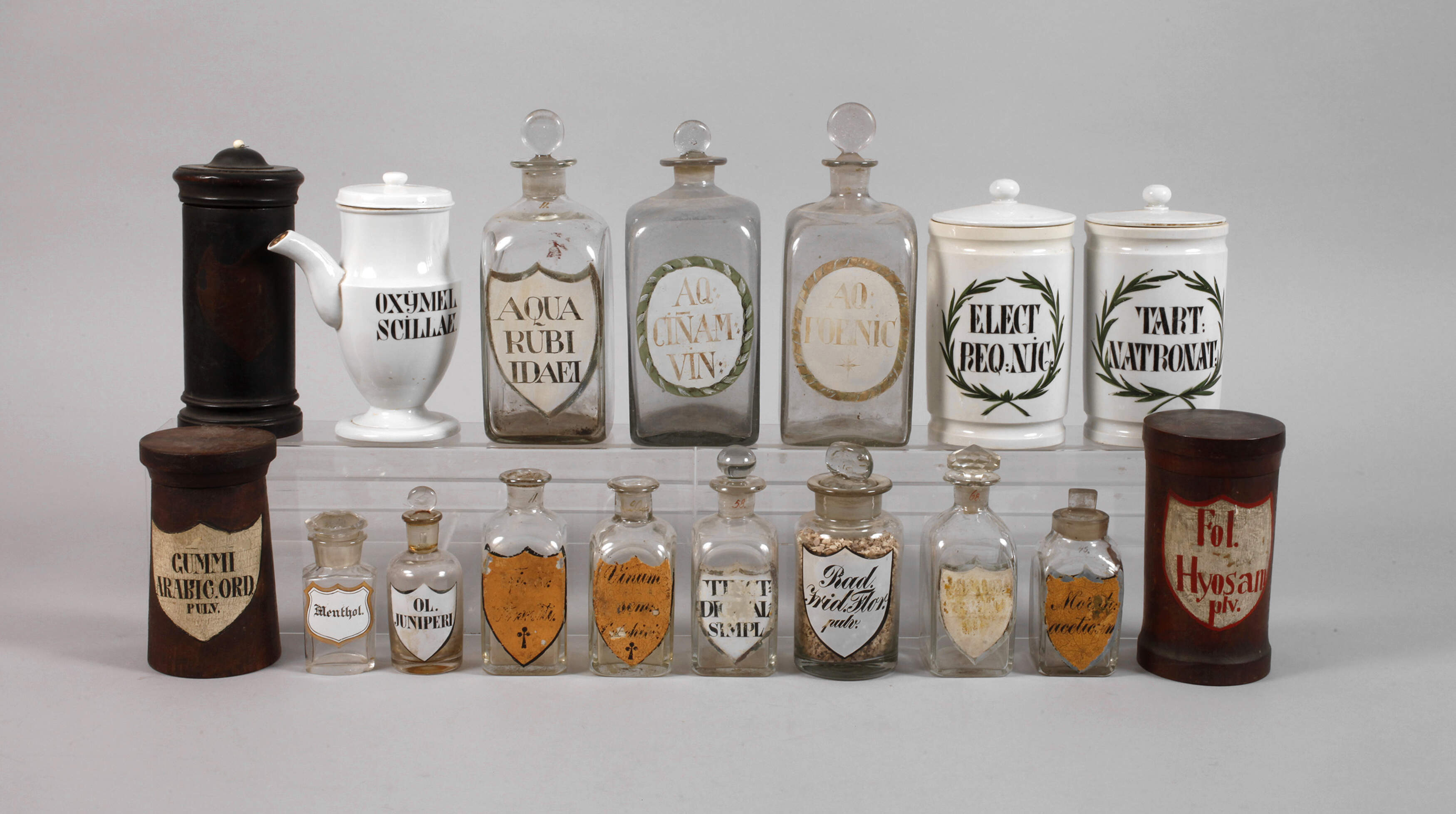 Posten historischer Apothekergefäße