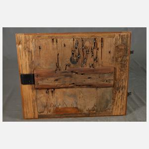 Tür als Schießscheibe