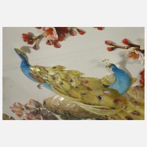 Drei dekorative Reliefschnitzereien