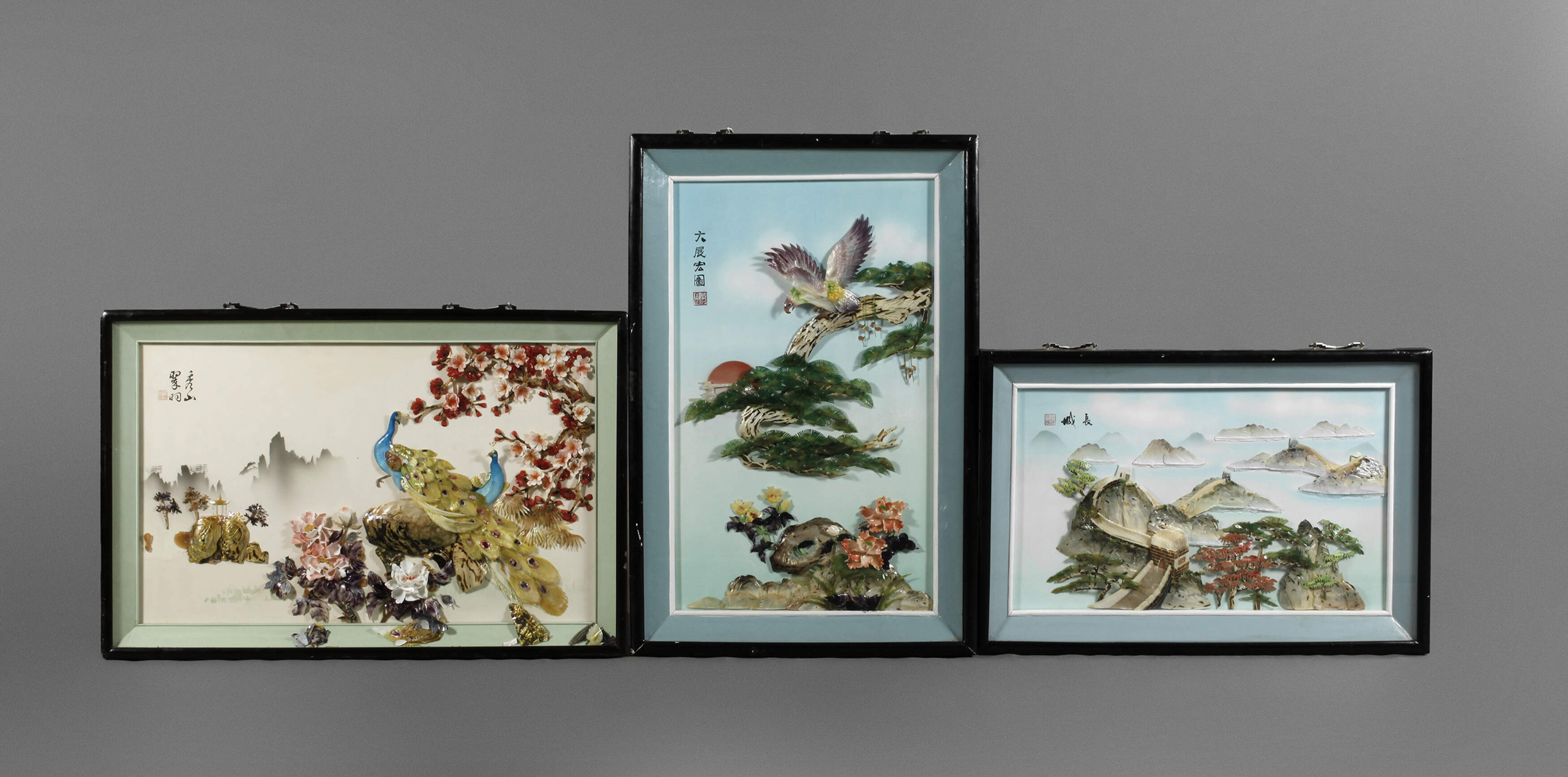 Drei dekorative Reliefschnitzereien