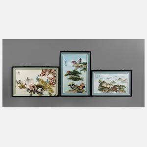 Drei dekorative Reliefschnitzereien