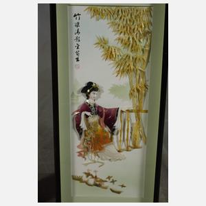 Drei dekorative Reliefschnitzereien