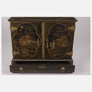 Kleines Lackschränkchen