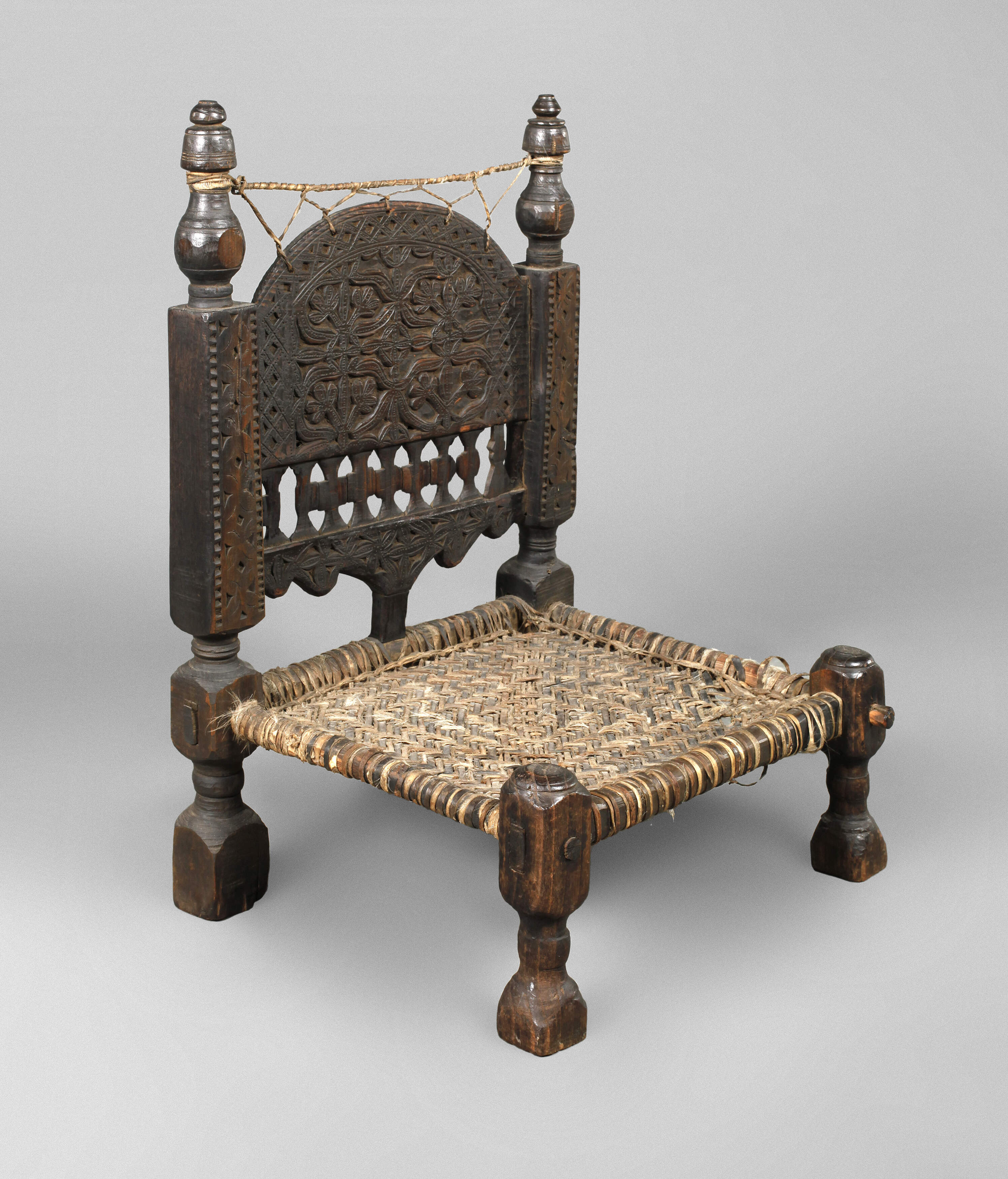 Geschnitzter Brettstuhl