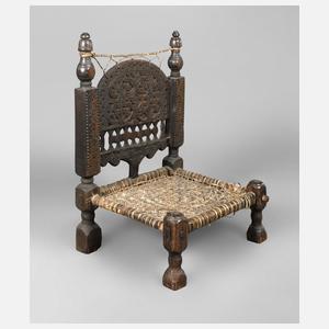 Geschnitzter Brettstuhl