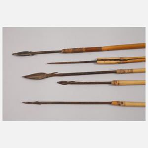 Bogen mit Köcher und Pfeilen