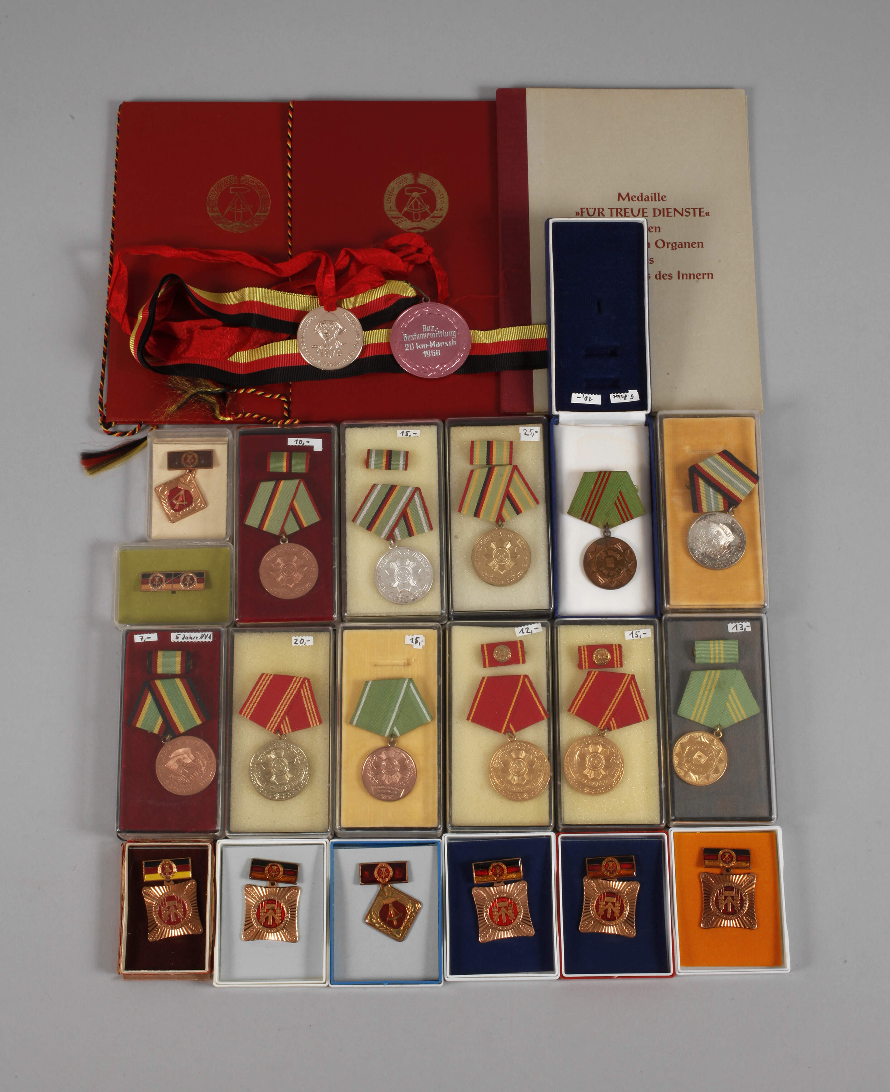 Urkunden und Ordensnachlass DDR