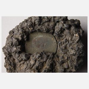 Zwei Münzen in Lavagestein