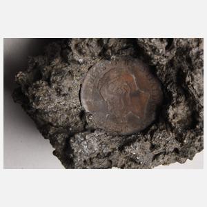 Zwei Münzen in Lavagestein