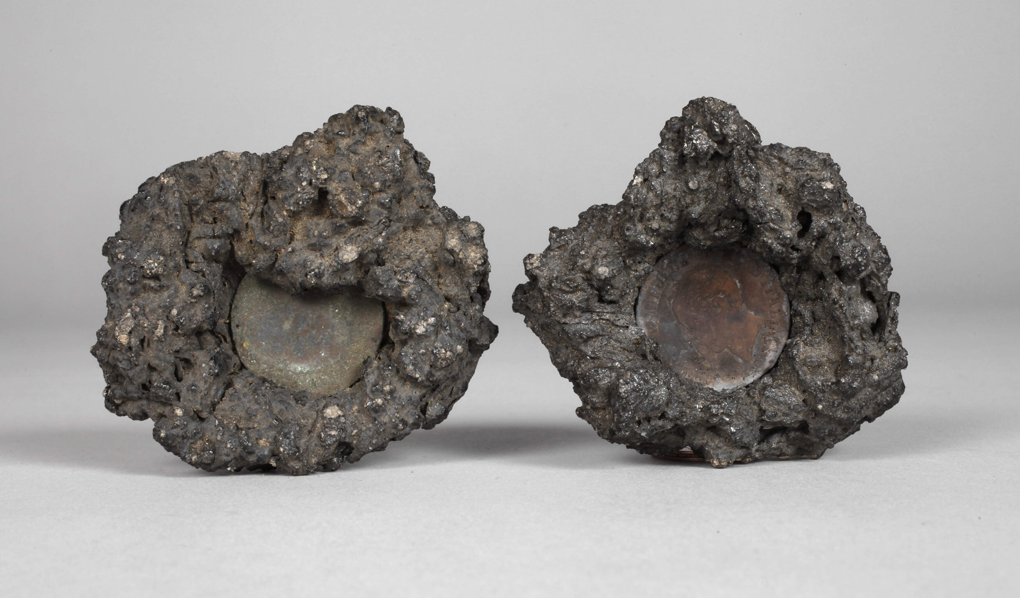 Zwei Münzen in Lavagestein