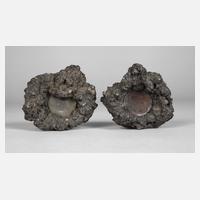 Zwei Münzen in Lavagestein111