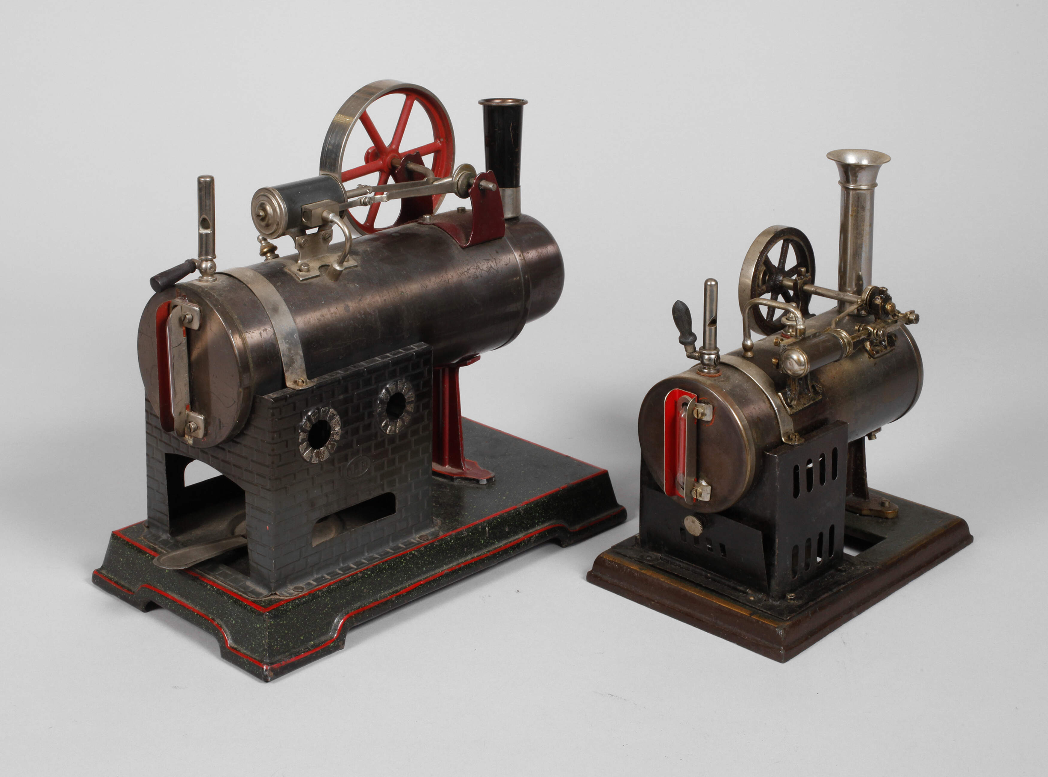 Zwei stationäre Lokomobilen