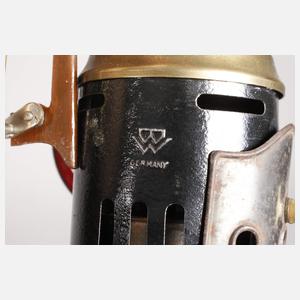 Vier kleine stehende Dampfmaschinen