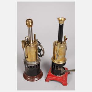 Vier kleine stehende Dampfmaschinen