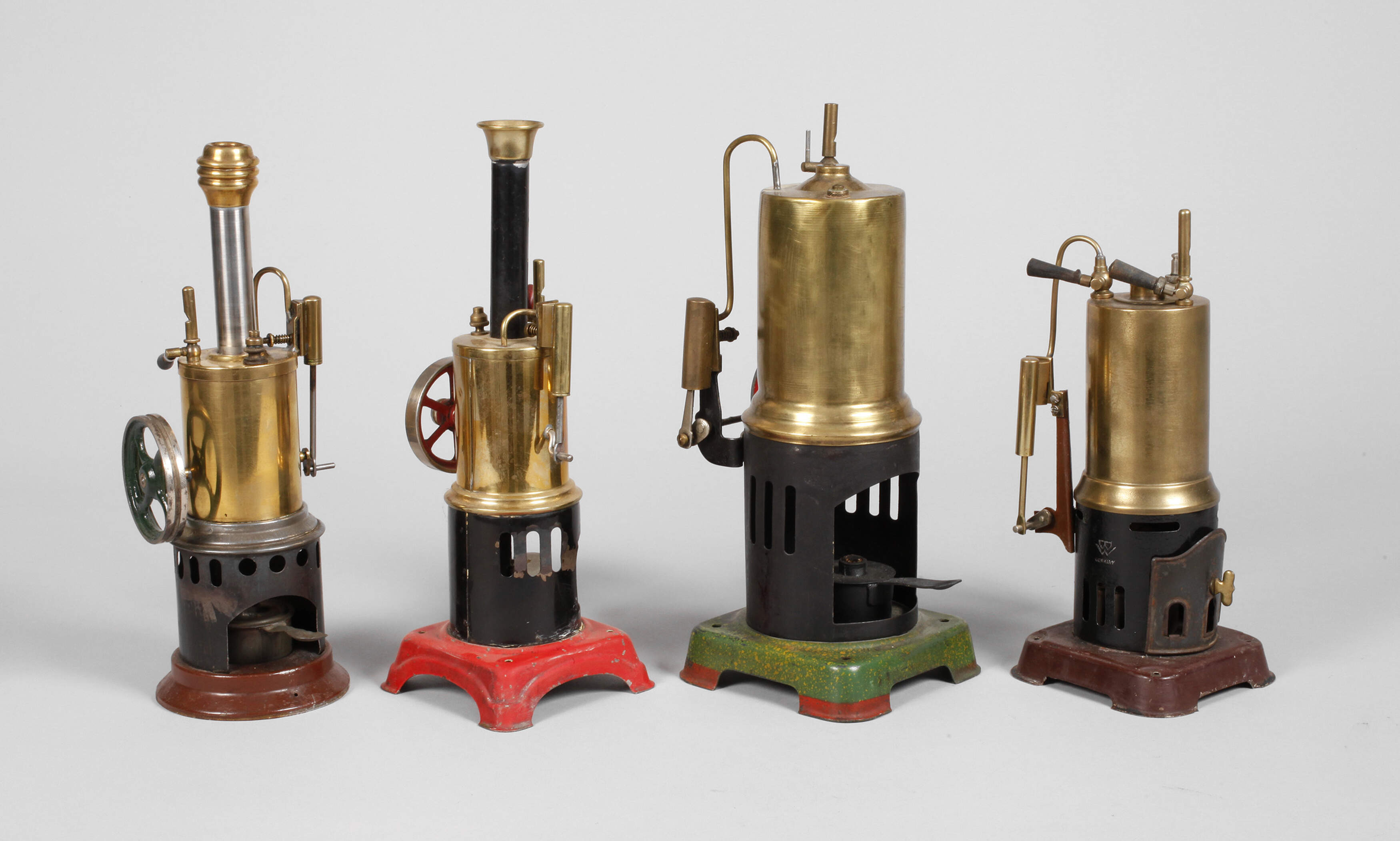 Vier kleine stehende Dampfmaschinen