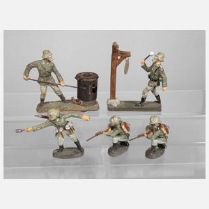 Konvolut Massesoldaten mit Gasmaske