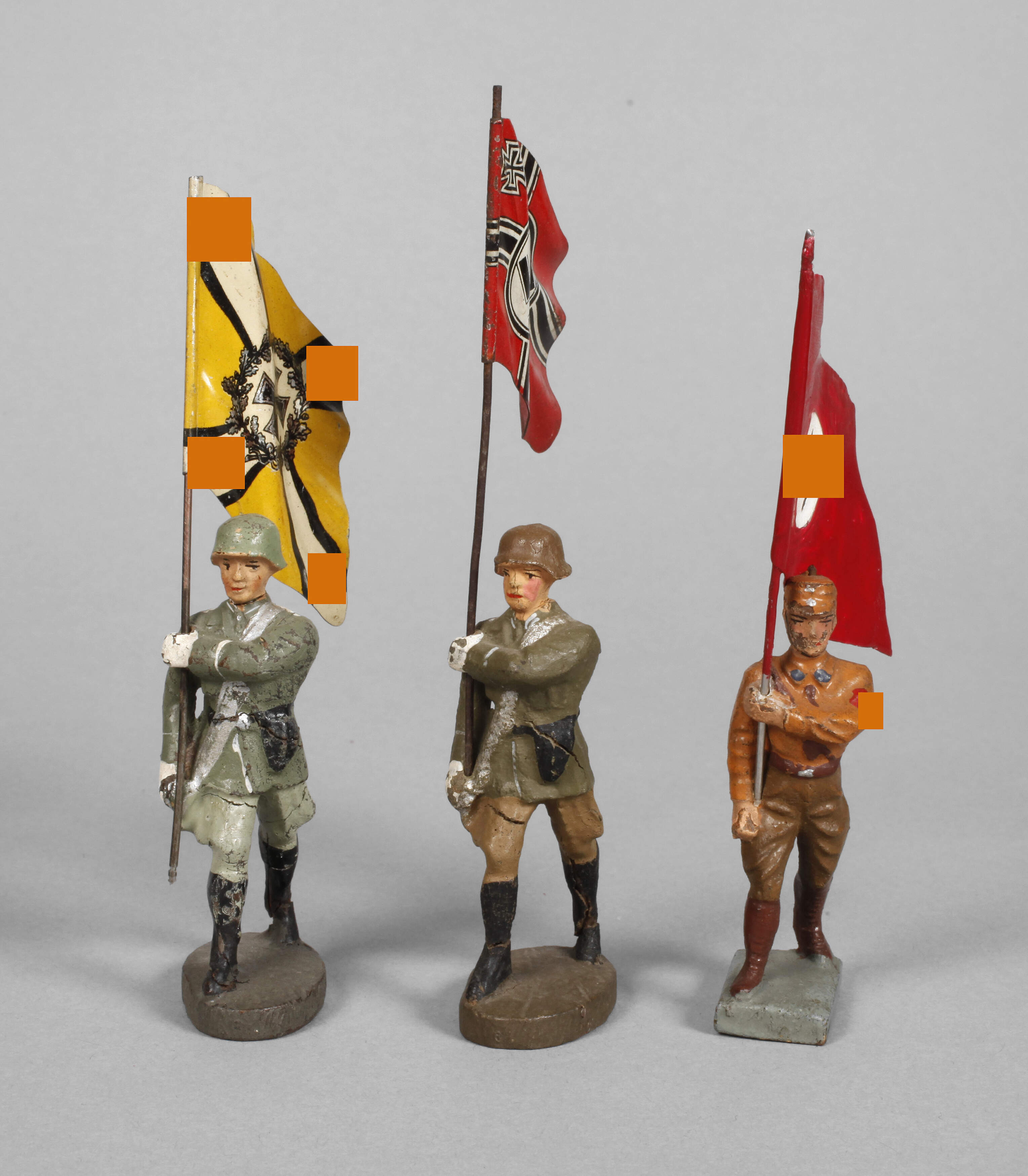 Drei Fahnenträger im Marsch