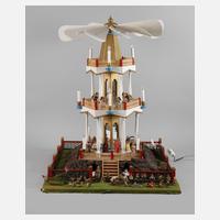 Weihnachtspyramide mit Bergwerk und Massefiguren111