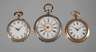 Drei Hängeuhren