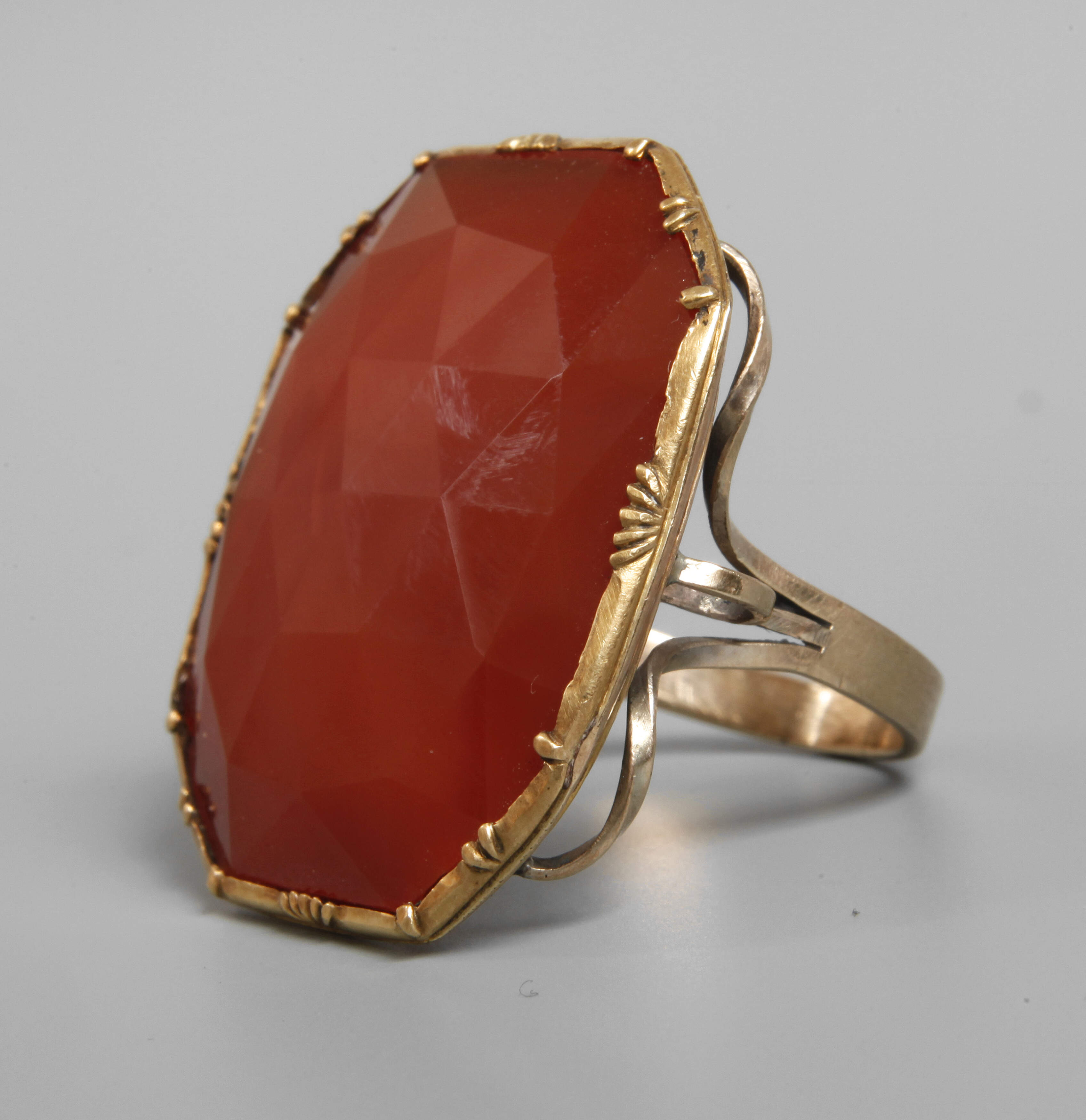 Barocker Ring mit Karneol