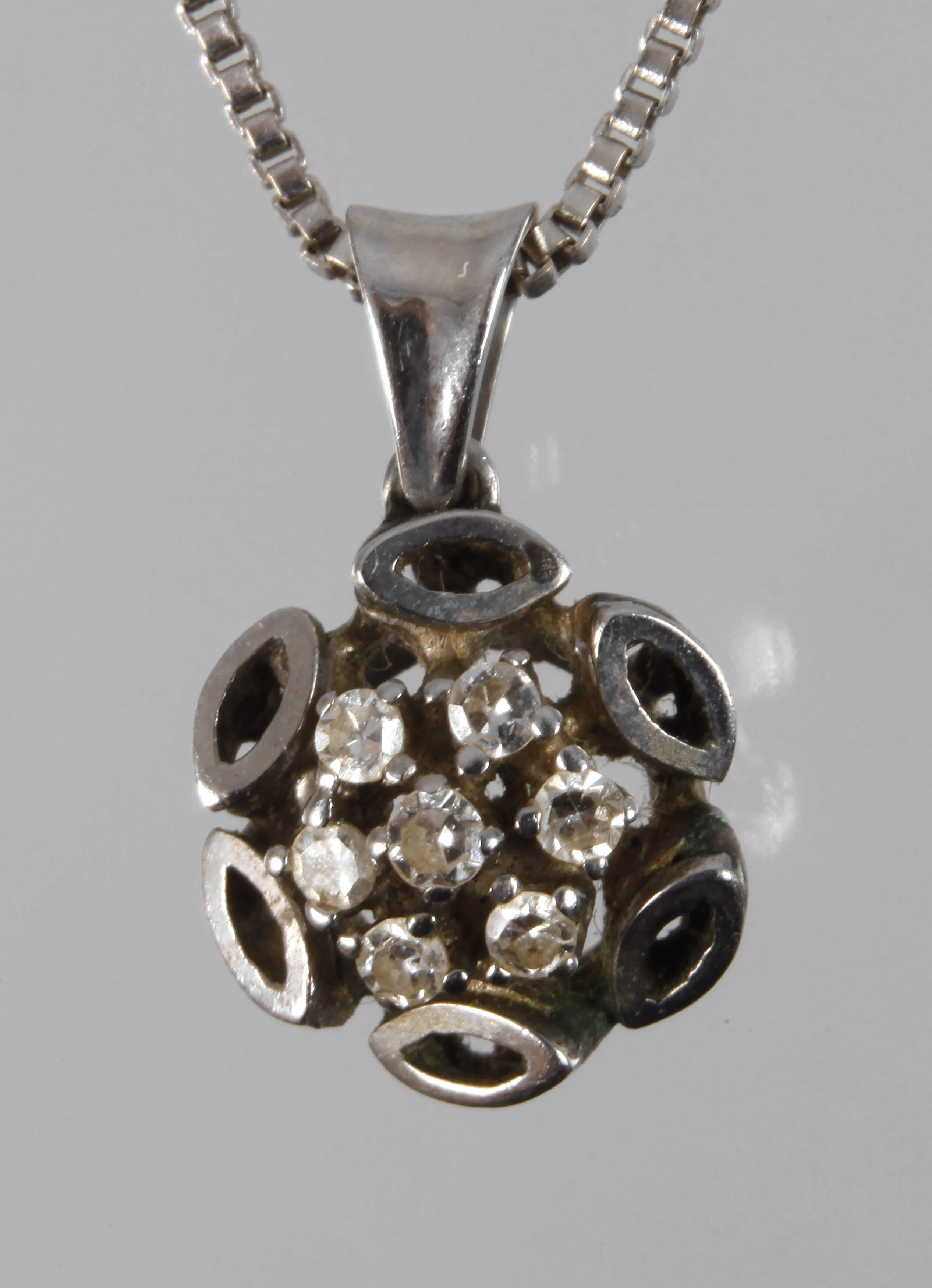 Diamantanhänger an Kette