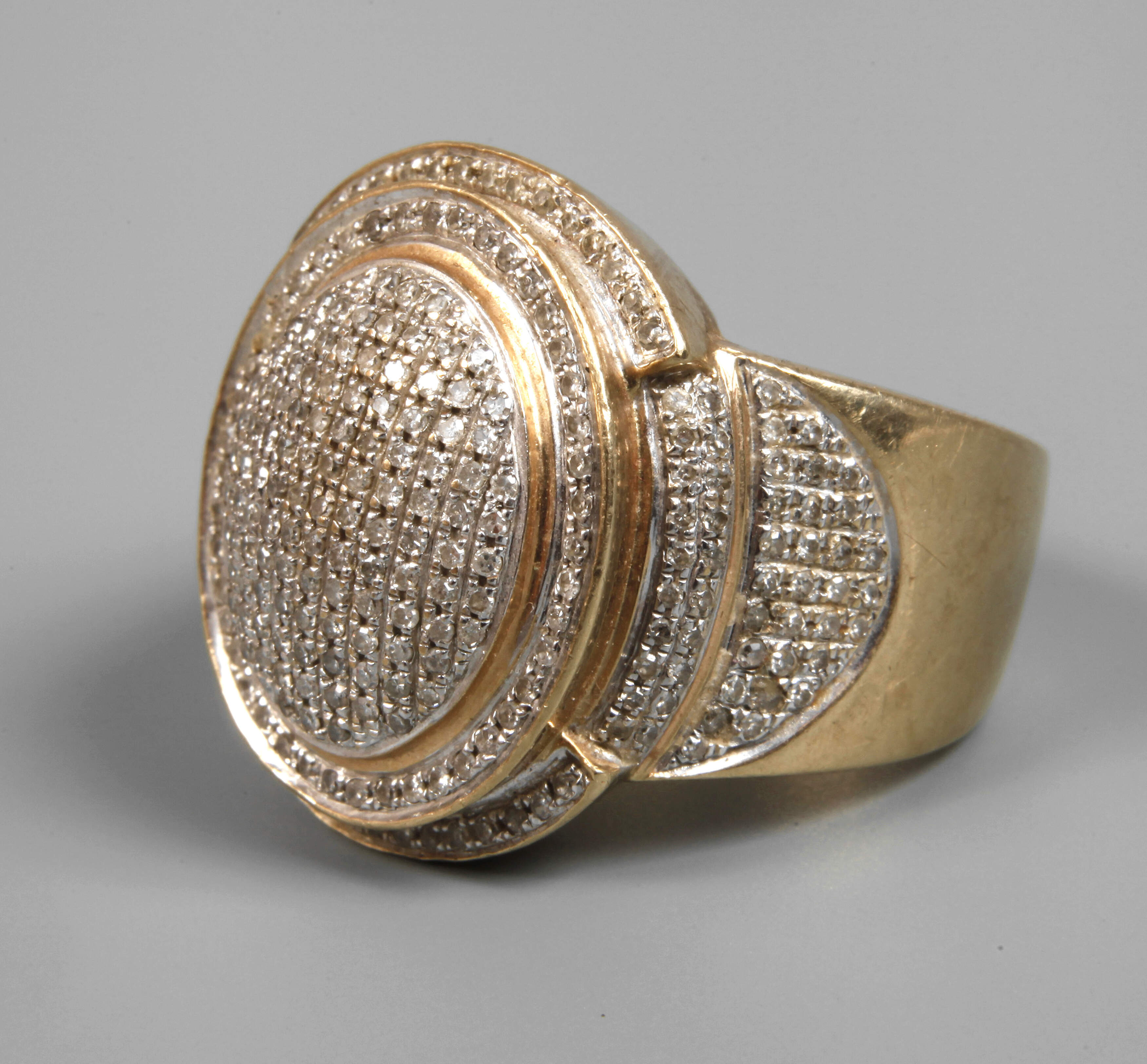 Prächtiger Ring mit Diamantbesatz