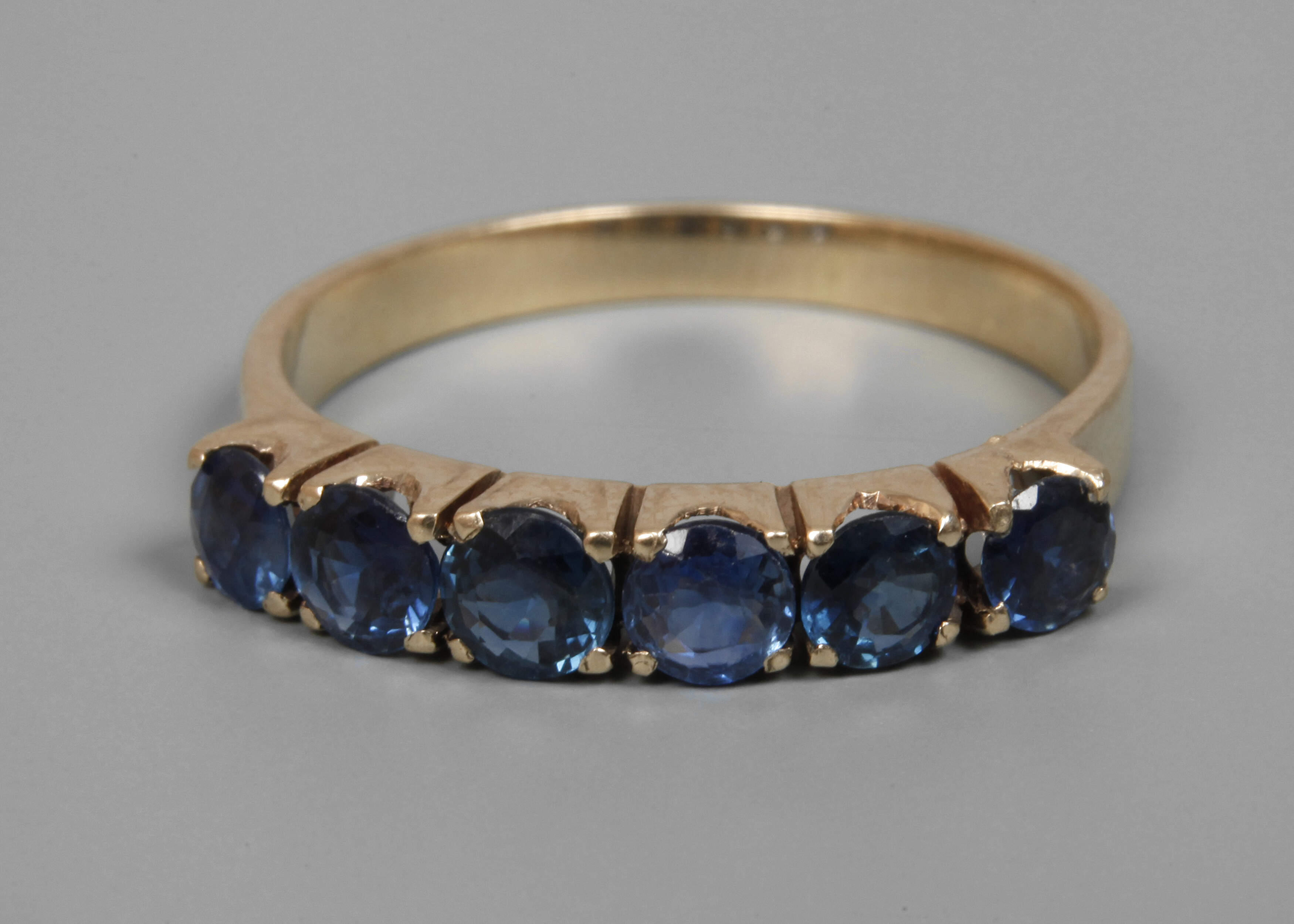 Damenring mit Saphiren