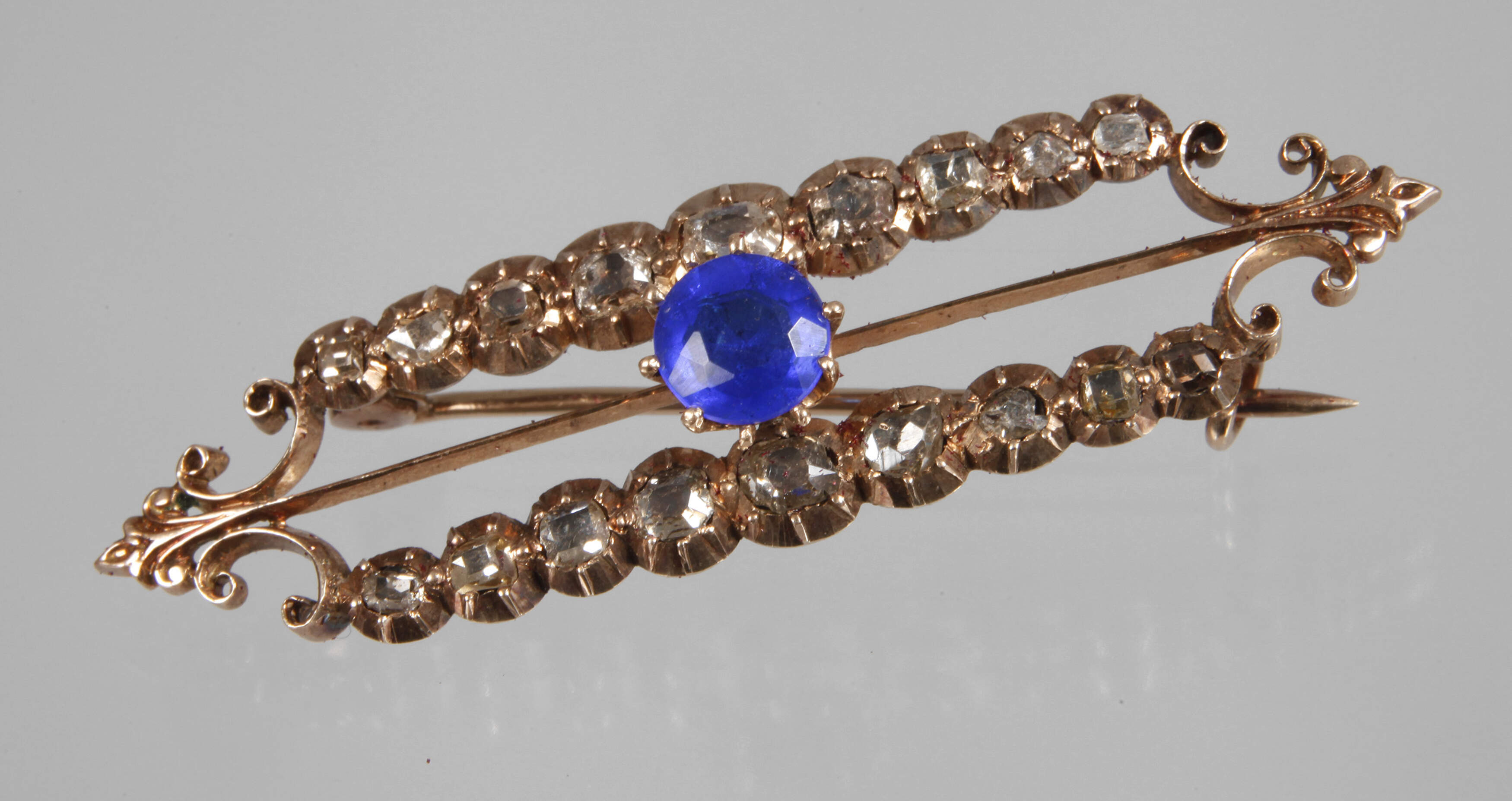 Goldbrosche mit Diamanten