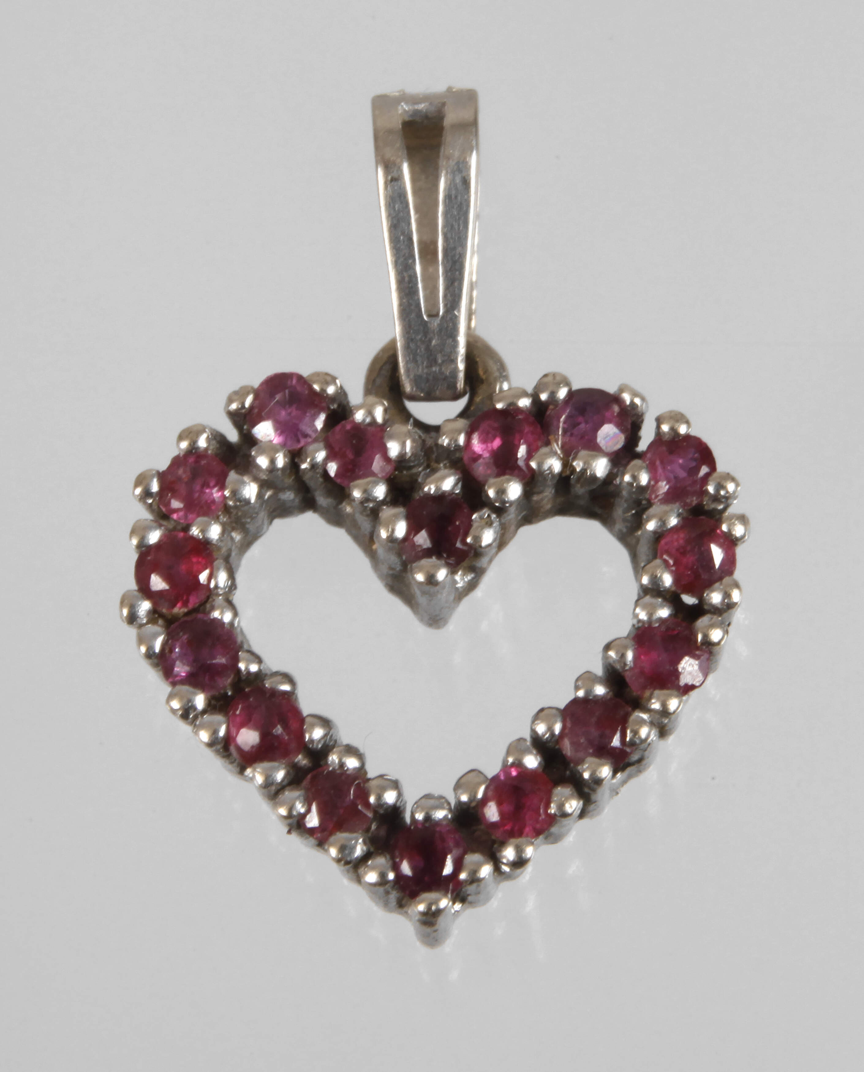 Herzanhänger mit Rubinen