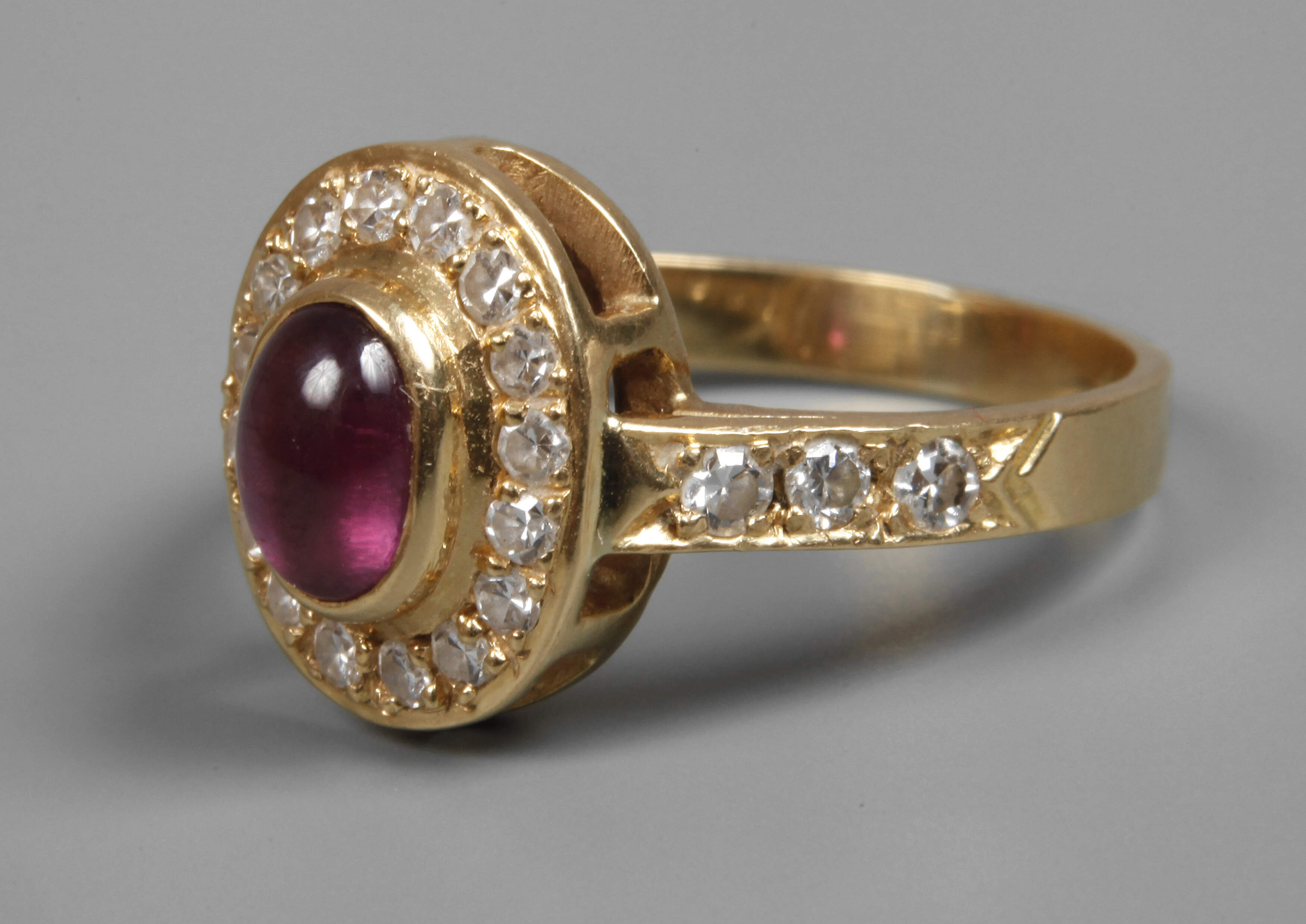 Damenring mit Rubin und Diamanten