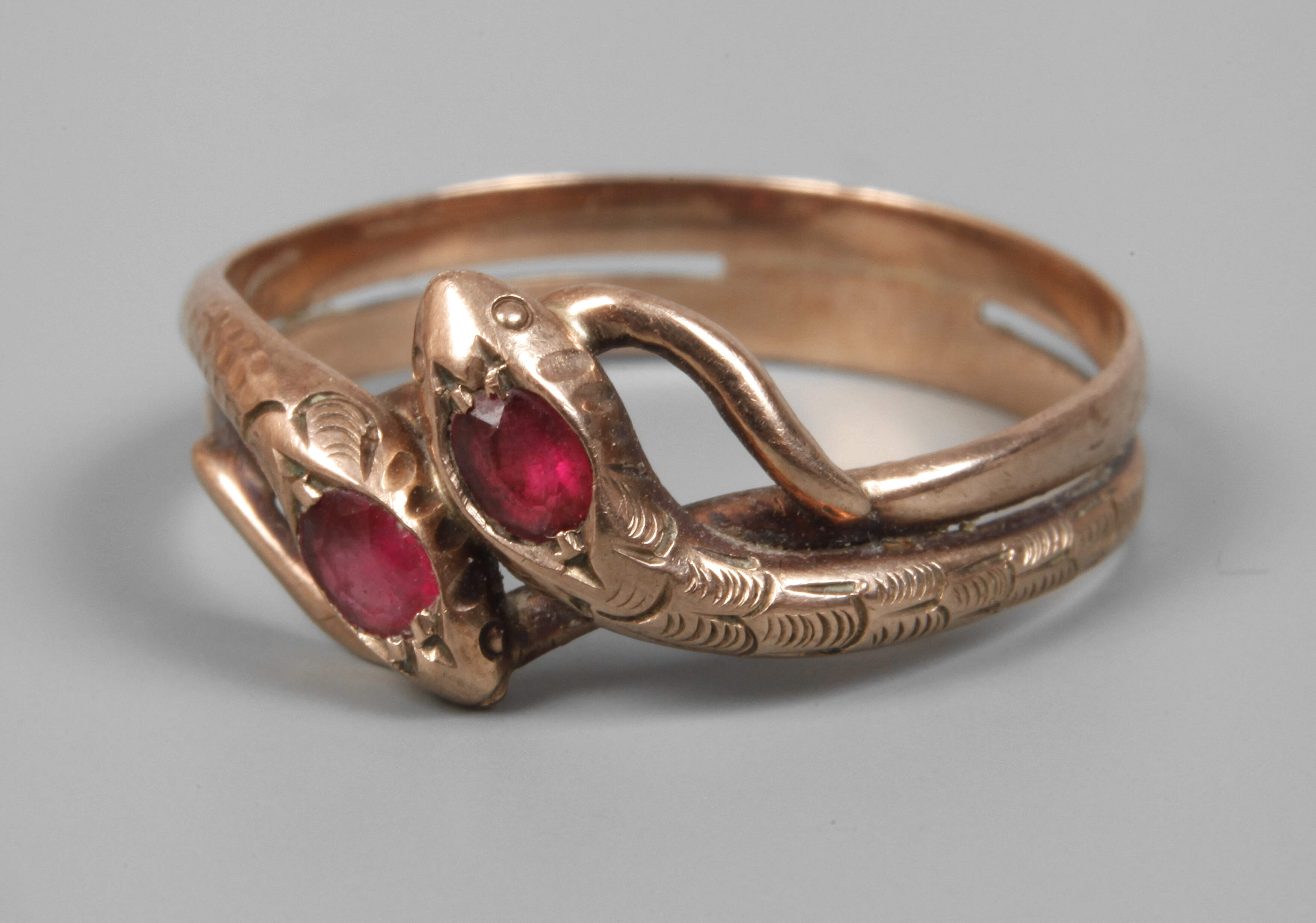 Schlangenring mit Rubinen