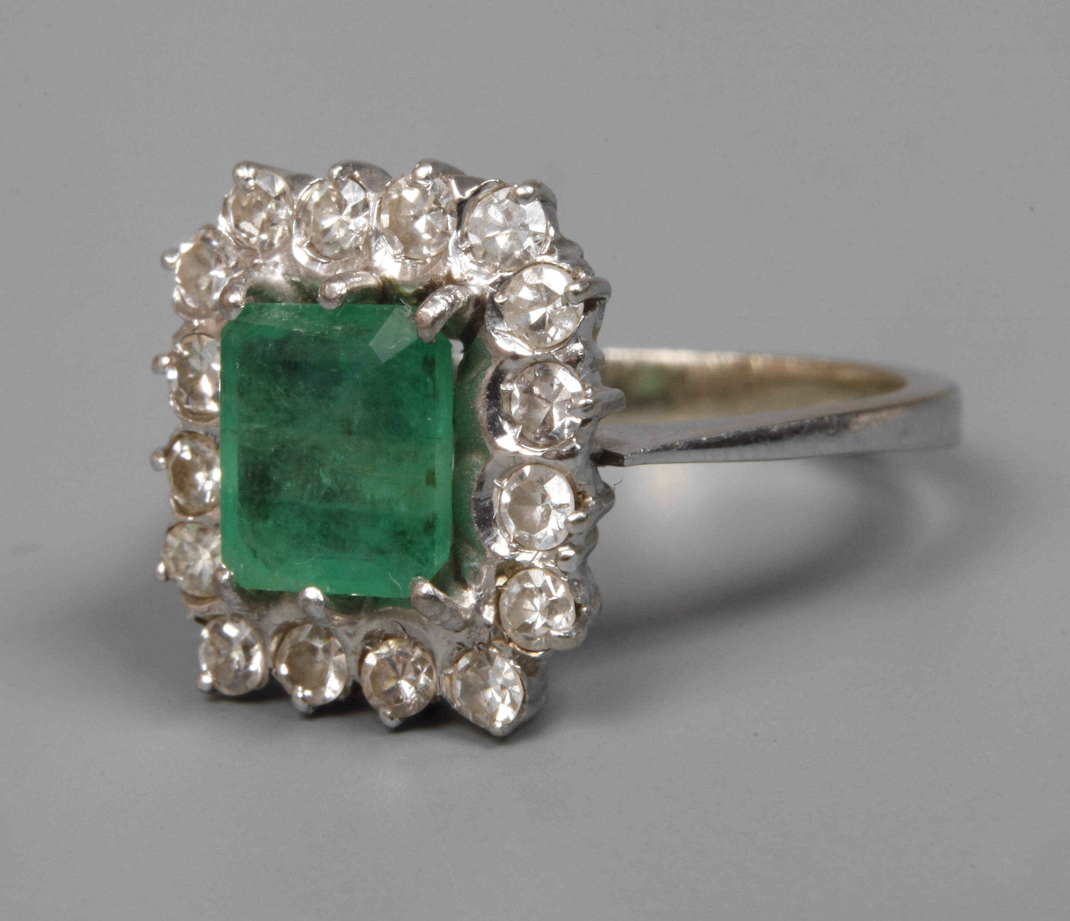 Damenring mit Smaragd und Diamanten